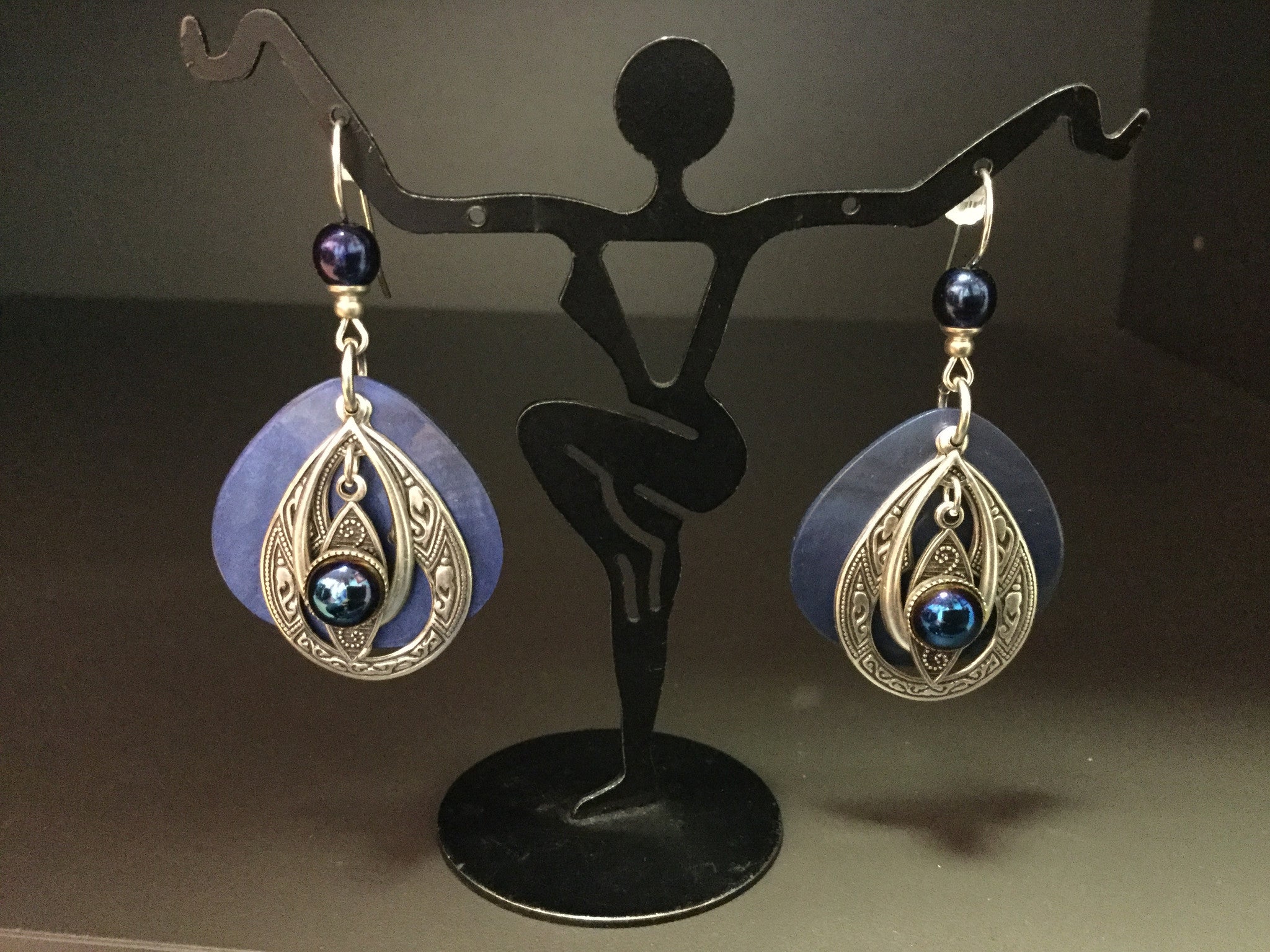 Violet mother of pearl earrings with crystals